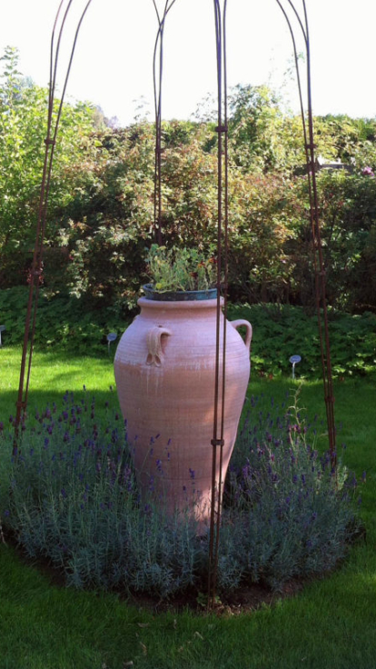 Pithos, vackert inramad lavendel och j&auml;rnst&auml;nger
