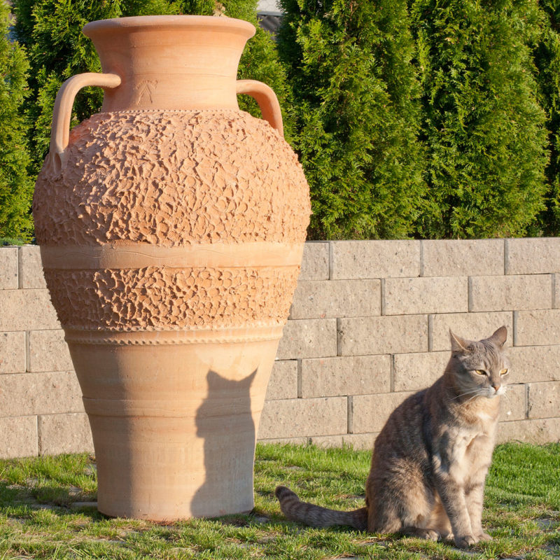 Stor urna. Handgjord urna. Urna av terrakotta. Terrakottaurna. Urnan har öron.