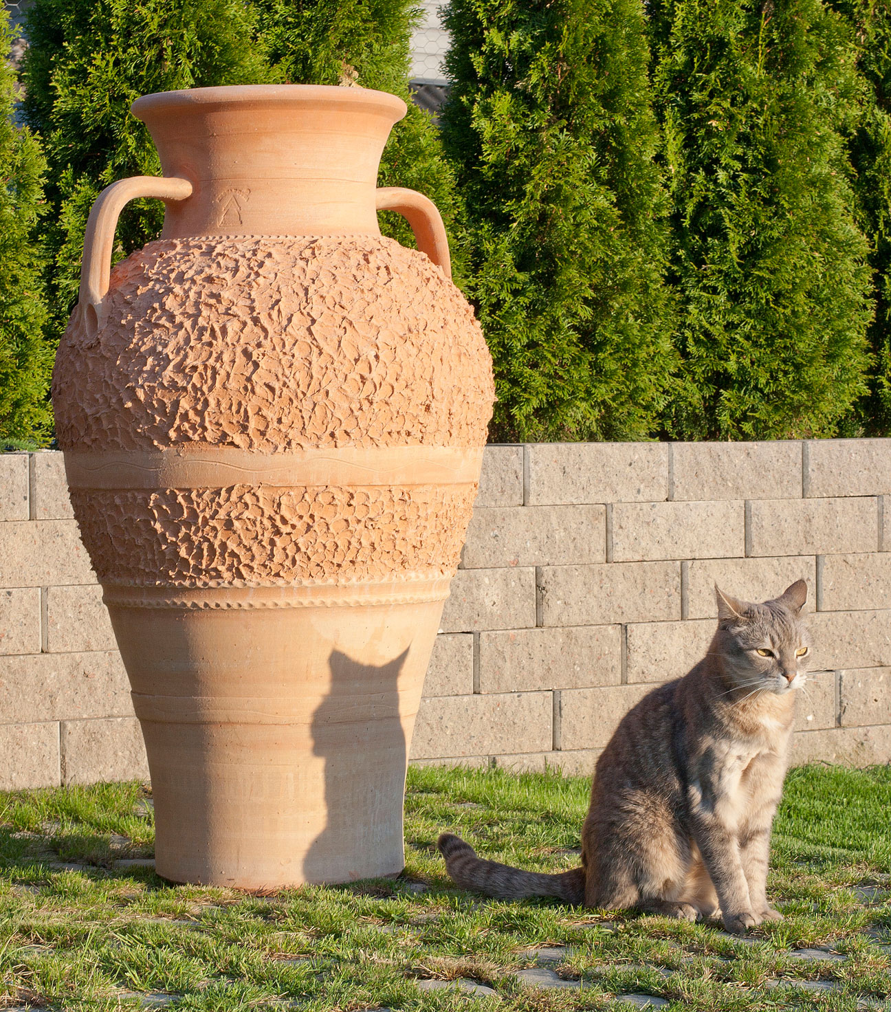 Stor urna. Handgjord urna. Urna av terrakotta. Terrakottaurna. Urnan har öron.