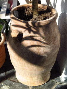 Urna av hårdbränd keramik, köldtålig terrakotta