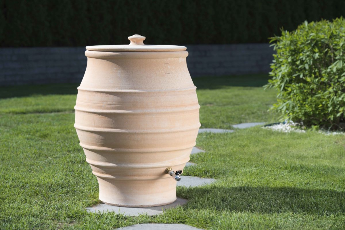 Vattentunnan Fraska 70x60cm, 130L, med tillhörande lock i samma högklassiga keramik som själva tunnan. Hårdbränd, köldtålig och robust.