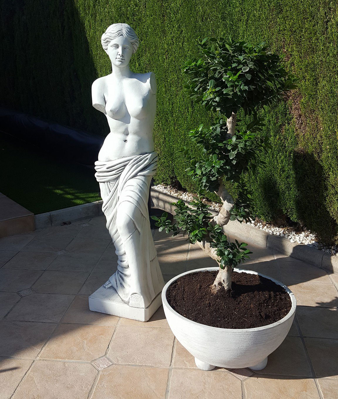 Trädgårdsstaty av köldtålig marmorbetong. Statyn finns i två storlekar, 116 cm samt 164 cm.
