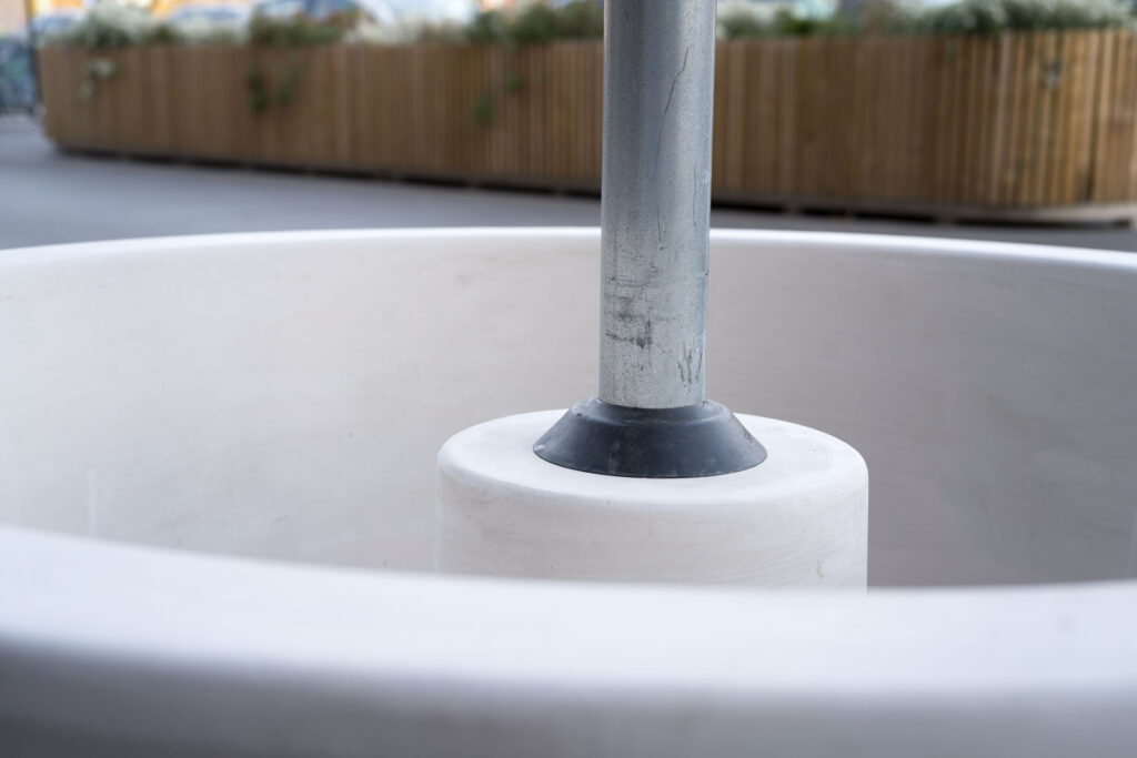 Skyltfundamentets kärna är något lägre än ytterkanten och är perfekt anpassat för 60mm-rör. Den armerade kärnan har tjockt gods och ger kraftigt stöd åt stolpen!