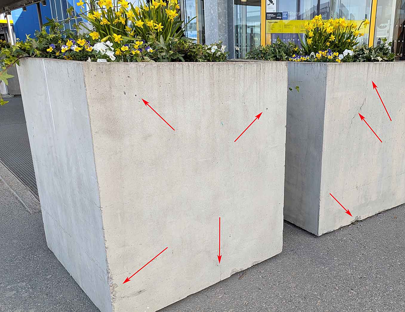 Betongkärl med godsavfall och ojämn struktur – exempel på tillverkningsfel. Bergen kruka.